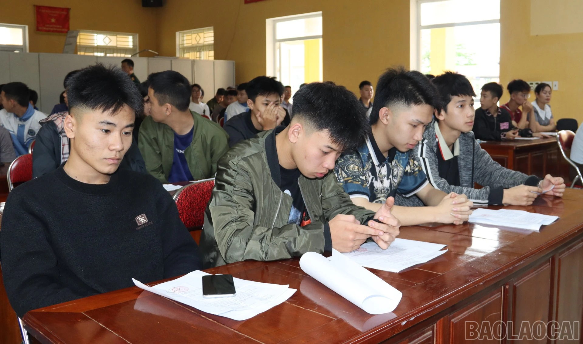 Công dân trong độ tuổi đăng ký thực hiện nghĩa vụ quân sự.