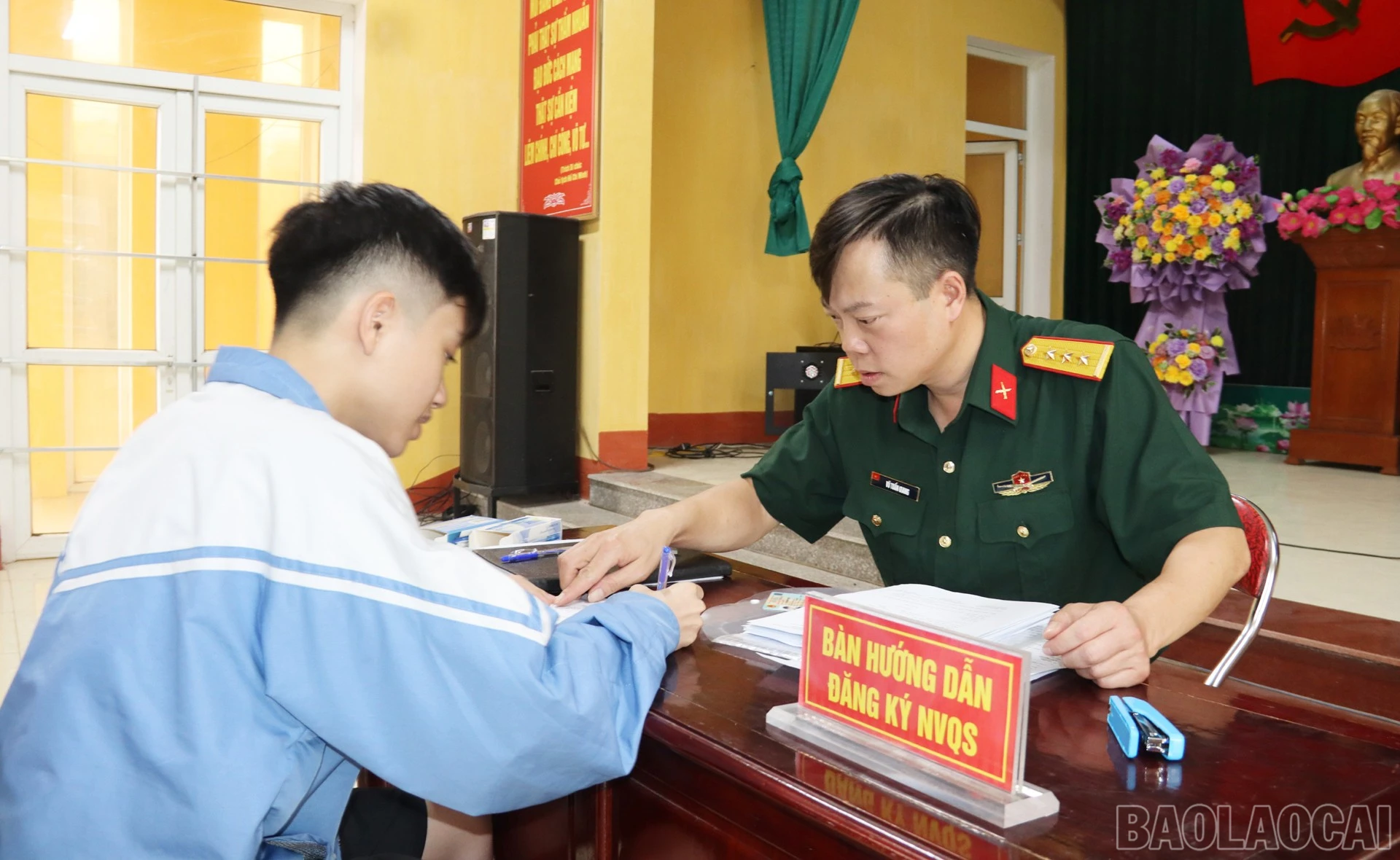 Hướng dẫn công dân đăng ký thực hiện nghĩa vụ quân sự.