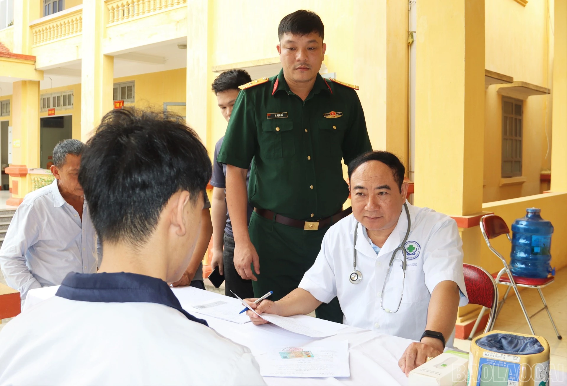 Khám sức khỏe cho công dân.