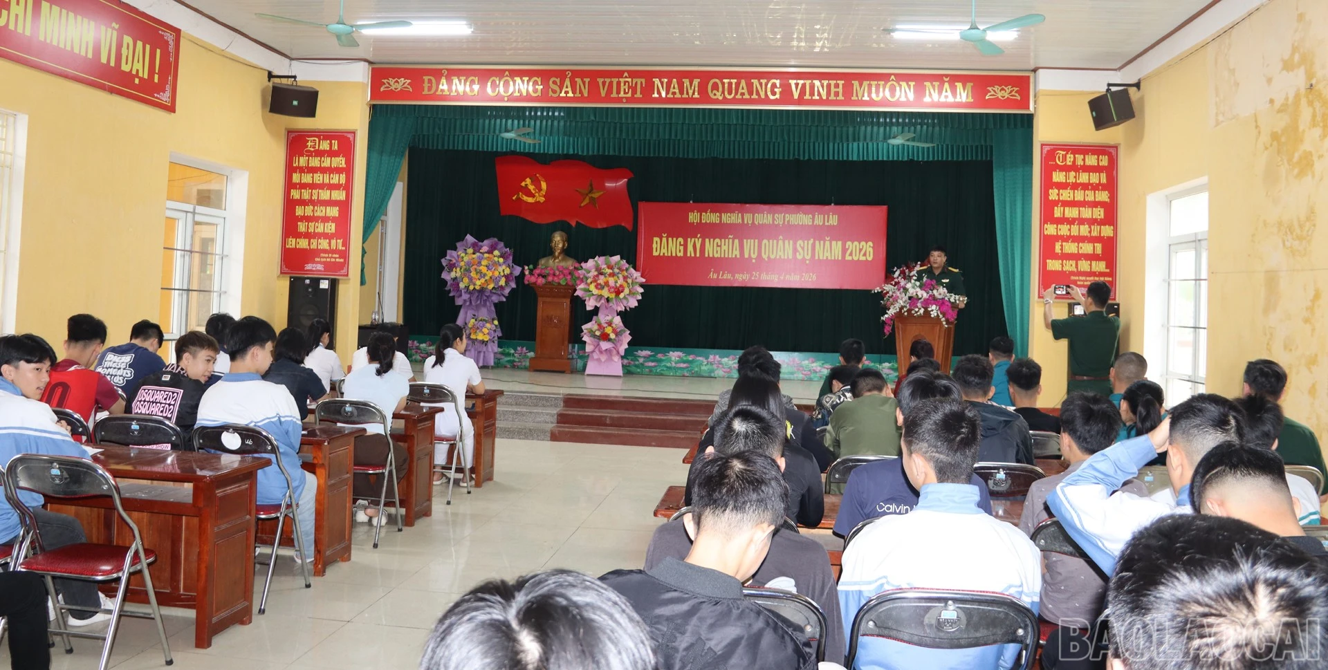 Quang cảnh hội nghị triển khai đăng ký thanh niên trong độ tuổi.