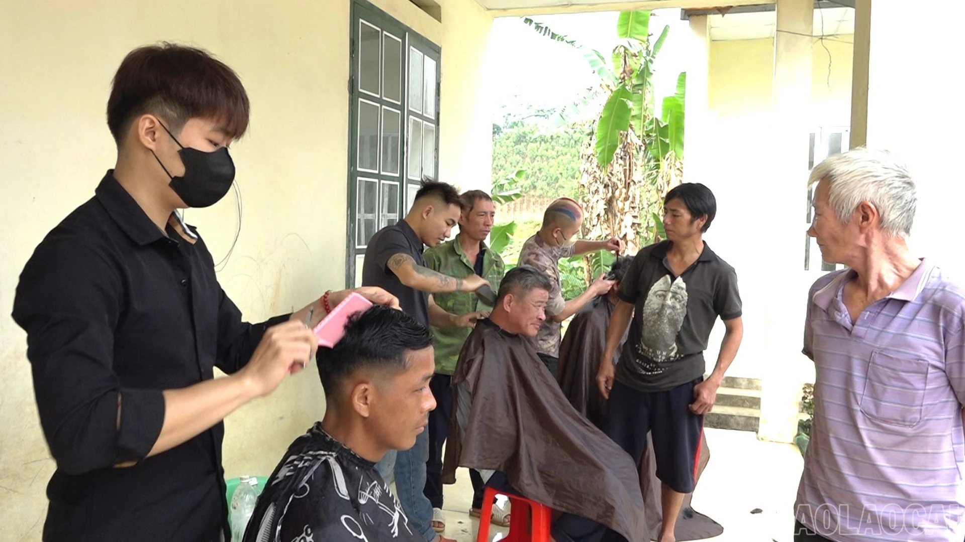 Cắt tóc miễn phí.