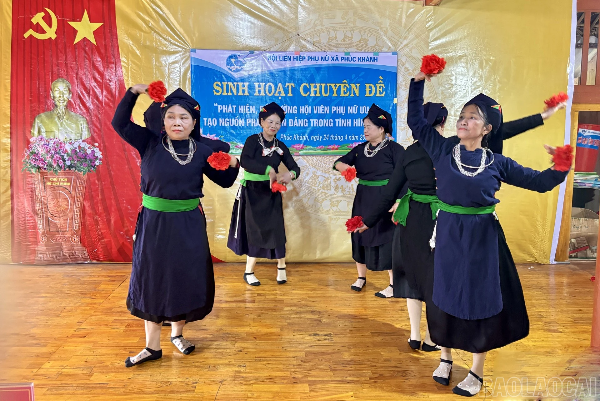 Tiết mục văn nghệ do hội viên Hội Liên hiệp phụ nữ xã biểu diễn.