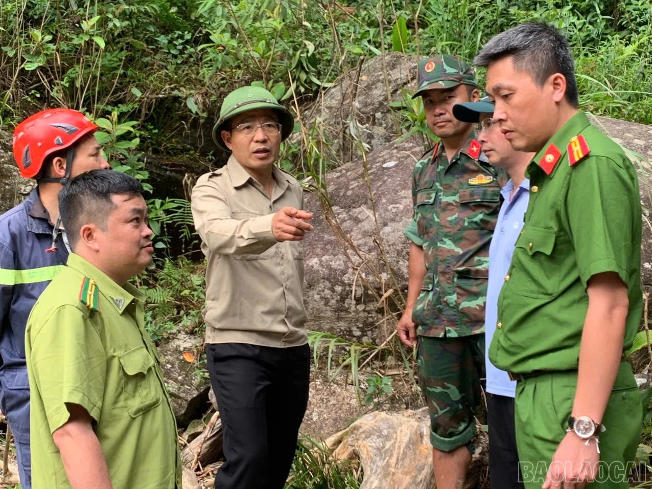 Đồng chí Bí thư Đảng ủy xã Tả Van Đỗ Văn Tân trực tiếp có mặt tại hiện trường để chỉ đạo công tác tìm kiếm và động viên người nhà nạn nhân.