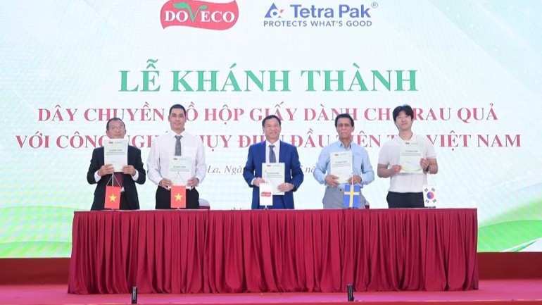 Lễ ký kết hợp tác với các đơn vị mua bán sản phẩm số lượng lớn và lâu dài với Doveco. Lễ ký kết hợp tác với các đơn vị mua bán sản phẩm số lượng lớn và lâu dài với Doveco.