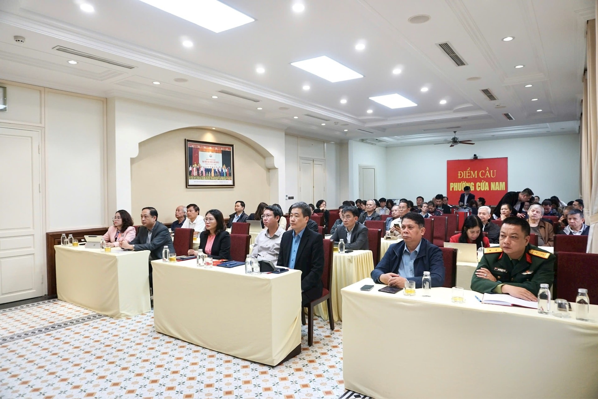 Cán bộ, đảng viên phường Cửa Nam tham dự hội nghị quán triệt sáng 7/2.