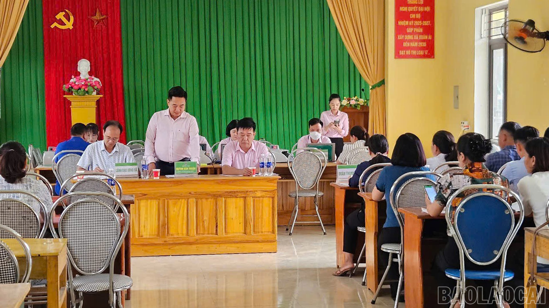 حضر فريق التفتيش الاجتماع الشهري في نقطة معاملات Xuan Ai. baolaocai-br_22-7-nganhang1.jpg