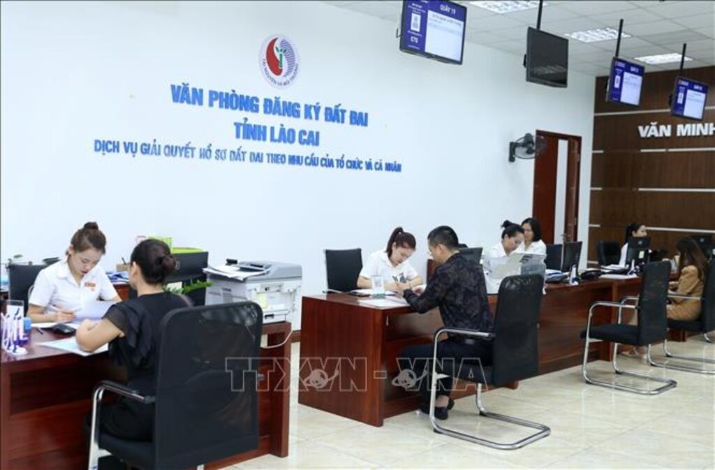 Người dân, doanh nghiệp đến bộ phận một cửa Trung tâm dịch vụ hành chính công tỉnh Lào Cai giải quyết thủ tục hành chính. Ảnh (tư liệu) minh họa Người dân, doanh nghiệp đến bộ phận một cửa Trung tâm dịch vụ hành chính công tỉnh Lào Cai giải quyết thủ tục hành chính. Ảnh (tư liệu) minh họa