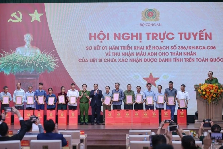 Thủ tướng trao giấy chứng nhận danh tính cho gia đình các liệt sĩ .