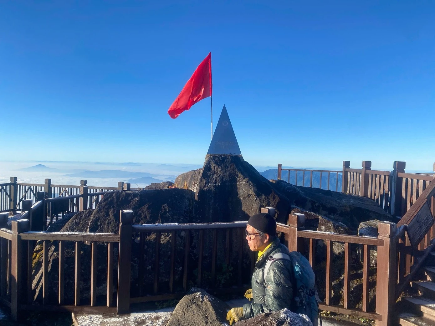 Trời có nắng nhưng thời tiết vẫn lạnh.