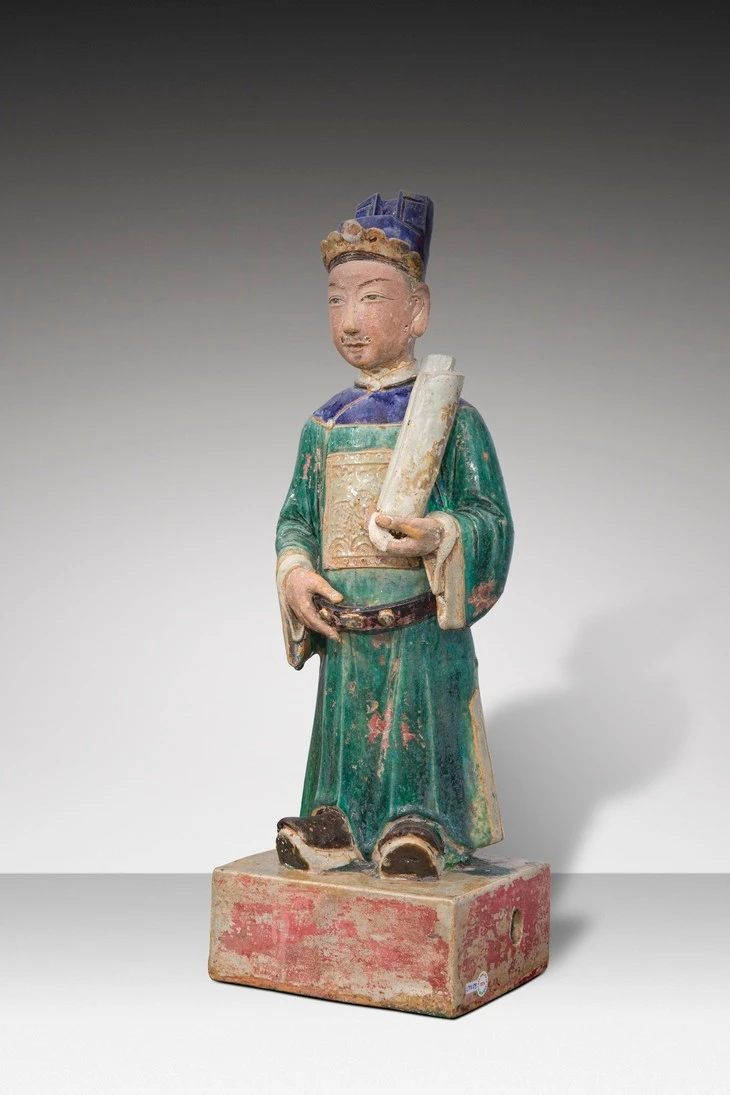 Hai tượng người hầu trong cụm tượng Thủy quan Đại đế chỉ khác kiểu dáng phần mũ so với cụm tượng Thiên quan Đại đế, cũng là mũ phốc vuông đắp nổi viên ngọc và mây.