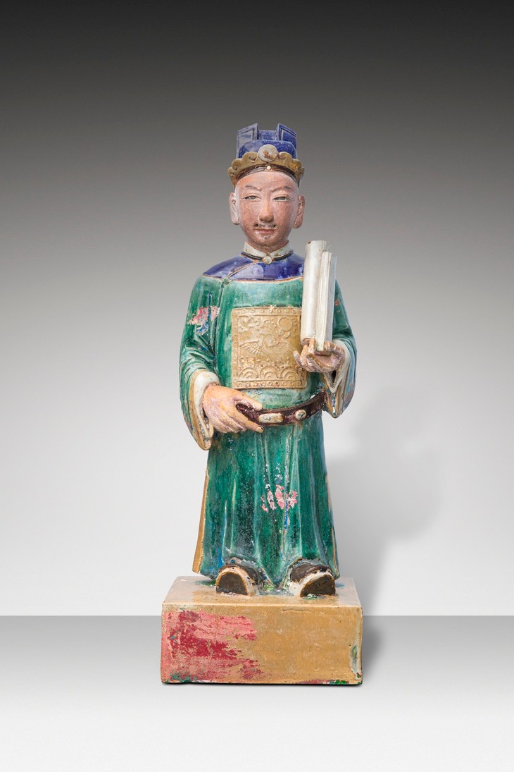 Hai tượng người hầu trong cụm tượng Địa quan Đại đế giống với người hầu cụm tượng Thủy quan Đại đế.