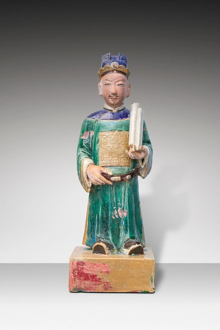 Hai tượng người hầu trong cụm tượng Địa quan Đại đế giống với người hầu cụm tượng Thủy quan Đại đế.