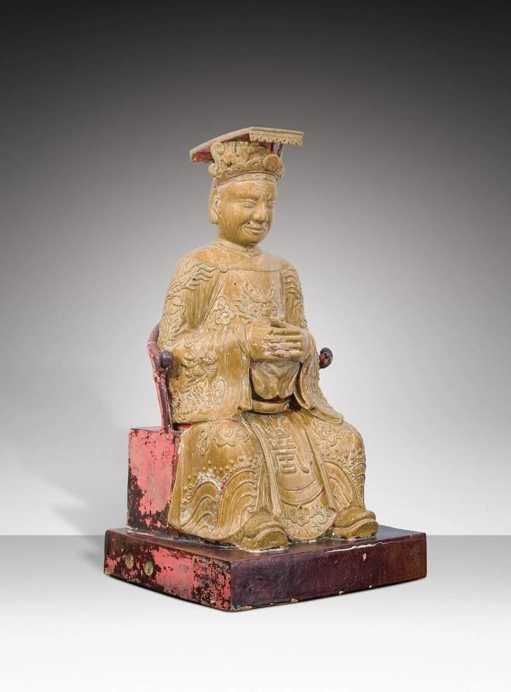 Tượng Thủy quan Đại đế ngồi trên ngai. Đầu đội mũ bình thiên, đắp nổi “lưỡng long chầu ngọc”. Khuôn mặt tròn, mắt lồi, miệng hơi mỉm cười, hai tai to, trên mặt tạo 5 lỗ để gắn râu. Thân mặc áo long bào lập lĩnh, hình rồng 4 móng và mây đắp nổi trên thân áo, rồng trước ngực nhìn chính diện, ống tay áo rộng, có đai, phần yếm đắp nổi chữ Hán “壽” (Thọ) dạng triện và hoa lá. Hai tay chắp trước ngực, bàn tay trái bên trong, bàn tay phải bên ngoài, chân mang hia. Lưng tượng có lỗ vuông - nơi đặt những vật phẩm trong nghi lễ được gọi là “Yểm tâm tượng”.