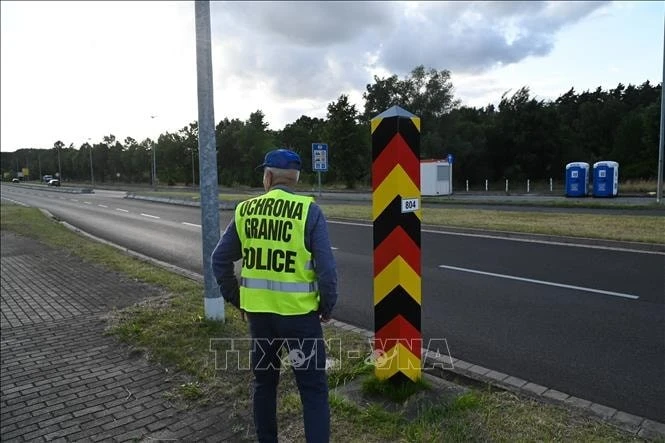 Cảnh sát Ba Lan gác tại khu vực Libieszyn ở biên giới Ba Lan - Đức.