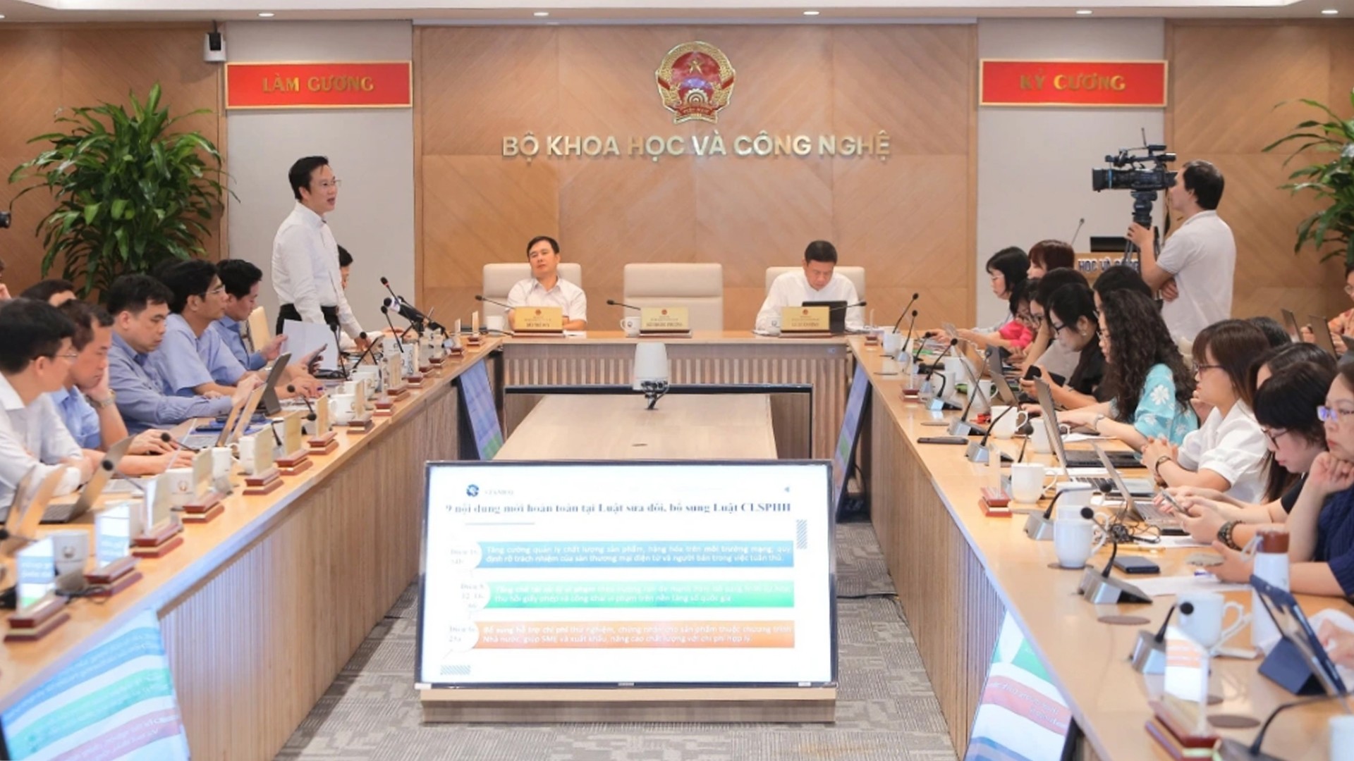 Toàn cảnh buổi họp báo. 7-7-chinh-sach.jpg