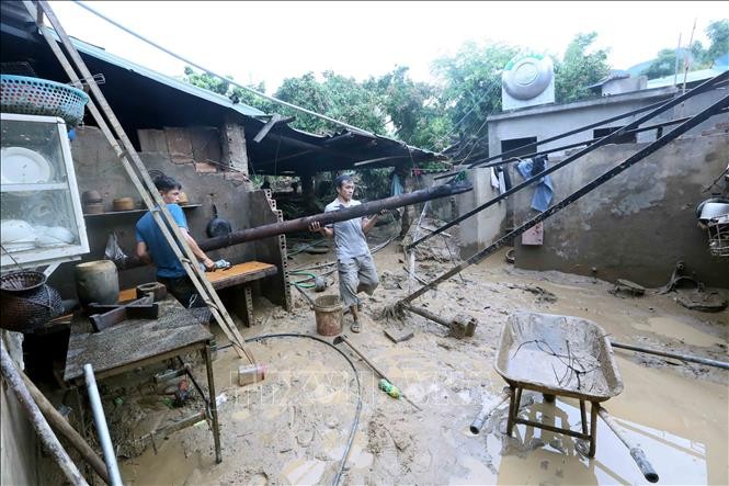 Nhân dân xã Chiềng Sơ (tỉnh Sơn La) khẩn trương khắc phục hậu quả sự cố bùn đất tràn vào nhà. Nhân dân xã Chiềng Sơ (tỉnh Sơn La) khẩn trương khắc phục hậu quả sự cố bùn đất tràn vào nhà.