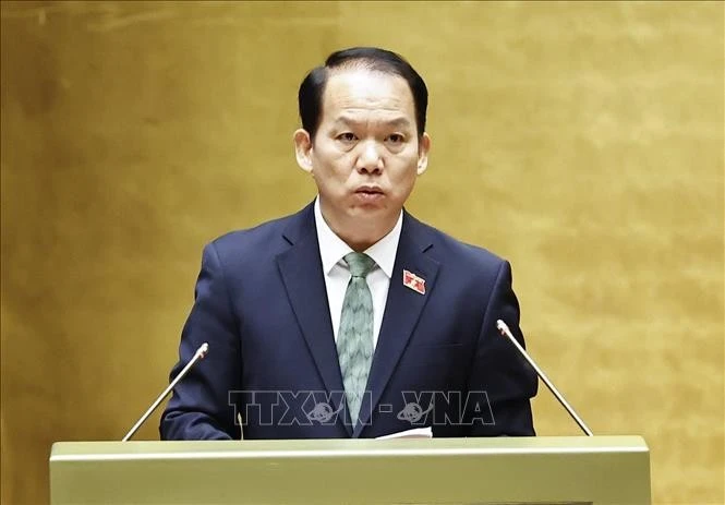 Ủy viên Ủy ban Thường vụ Quốc hội Hoàng Thanh Tùng trình bày tóm tắt các Báo cáo giải trình, tiếp thu, chỉnh lý về 04 dự thảo: Luật Dẫn độ; Luật Chuyển giao người đang chấp hành án phạt tù; Luật Tương trợ tư pháp về hình sự; Luật Tương trợ tư pháp về dân sự.