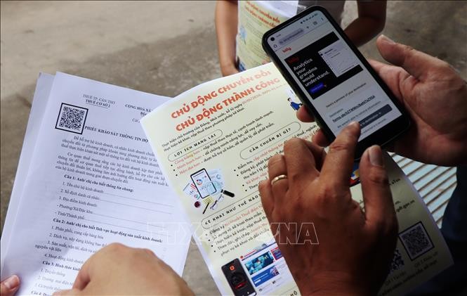 Hộ kinh doanh cài đặt phần mềm eTax Mobile tự kê khai thuế.