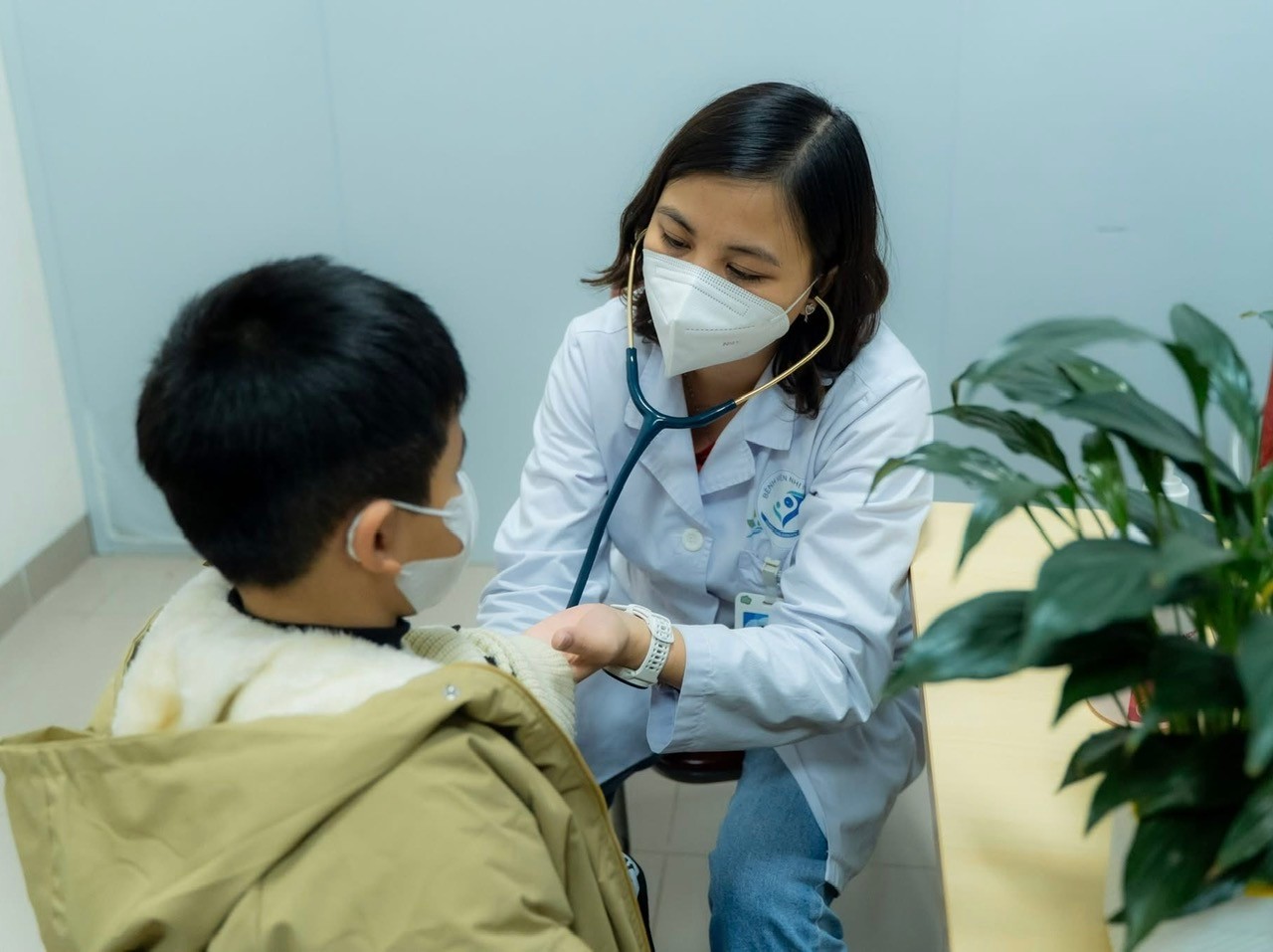 Trẻ đến khám tại Bệnh viện Nhi Hà Nội.
