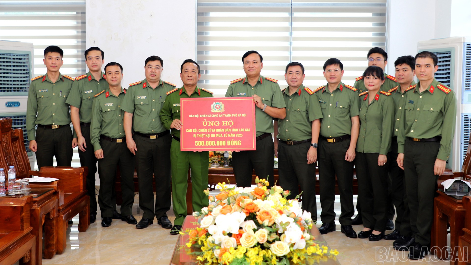 Đại diện Công an Thành phố Hà Nội trao tặng 500 triệu đồng cho Công an tỉnh Lào Cai nhằm hỗ trợ cán bộ, chiến sĩ và Nhân dân tỉnh Lào Cai khắc phục hậu quả bão số 10. baolaocai-br_anh2.jpg