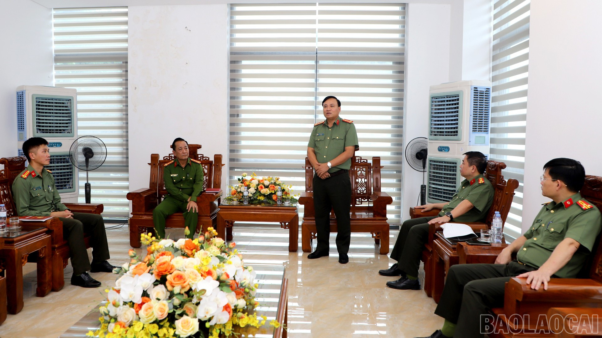 Đồng chí Nguyễn Xuân Tuấn - Phó Giám đốc Công an tỉnh Lào Cai bày tỏ lòng cảm ơn đối với Công an Thành phố Hà Nội. baolaocai-br_anh1.jpg
