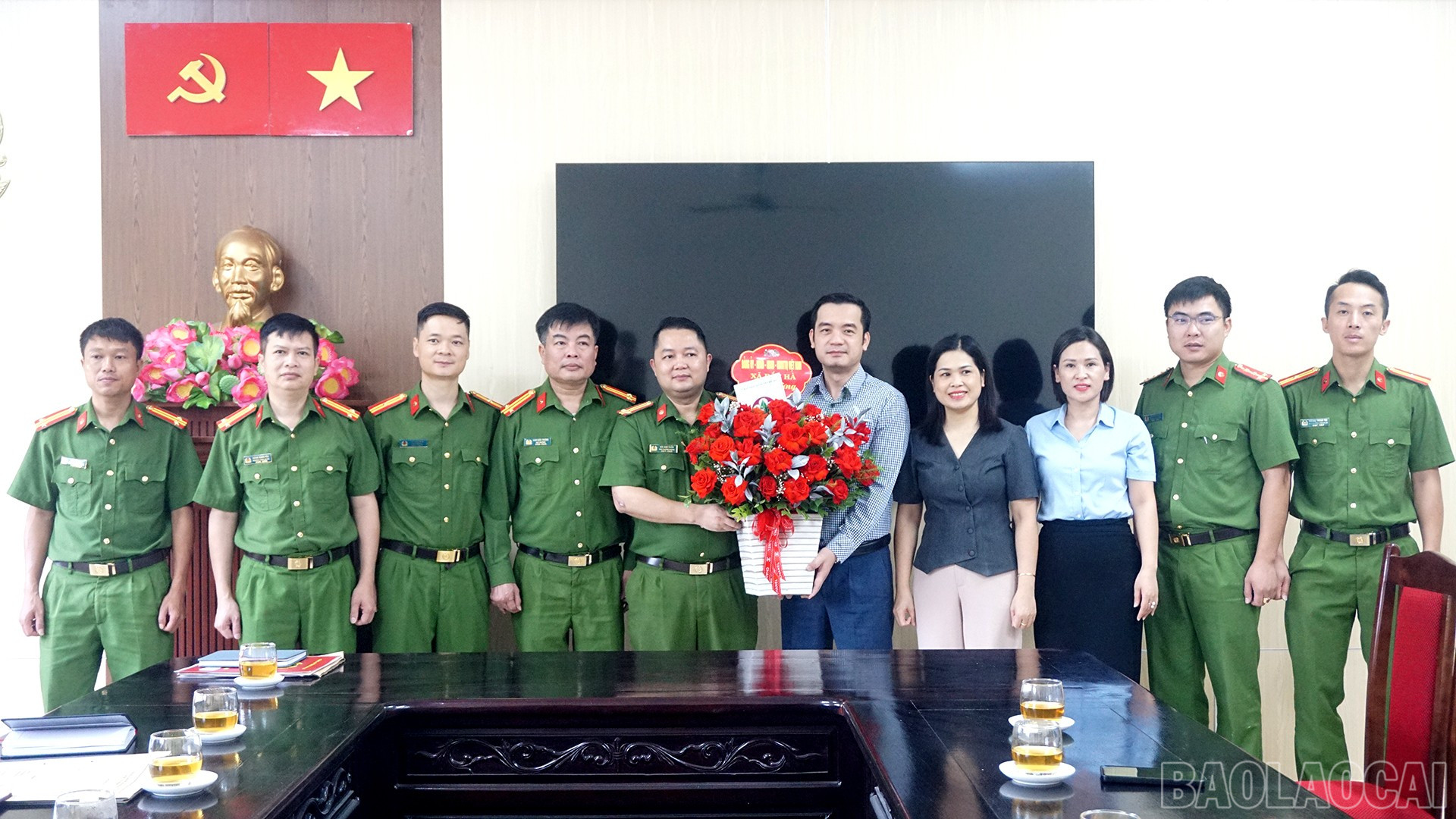 Lãnh đạo Đảng ủy, UBND xã Bắc Hà chúc mừng thành tích xuất sắc của lực lượng công an xã Bắc Hà. baolaocai-br_dsc04501.jpg