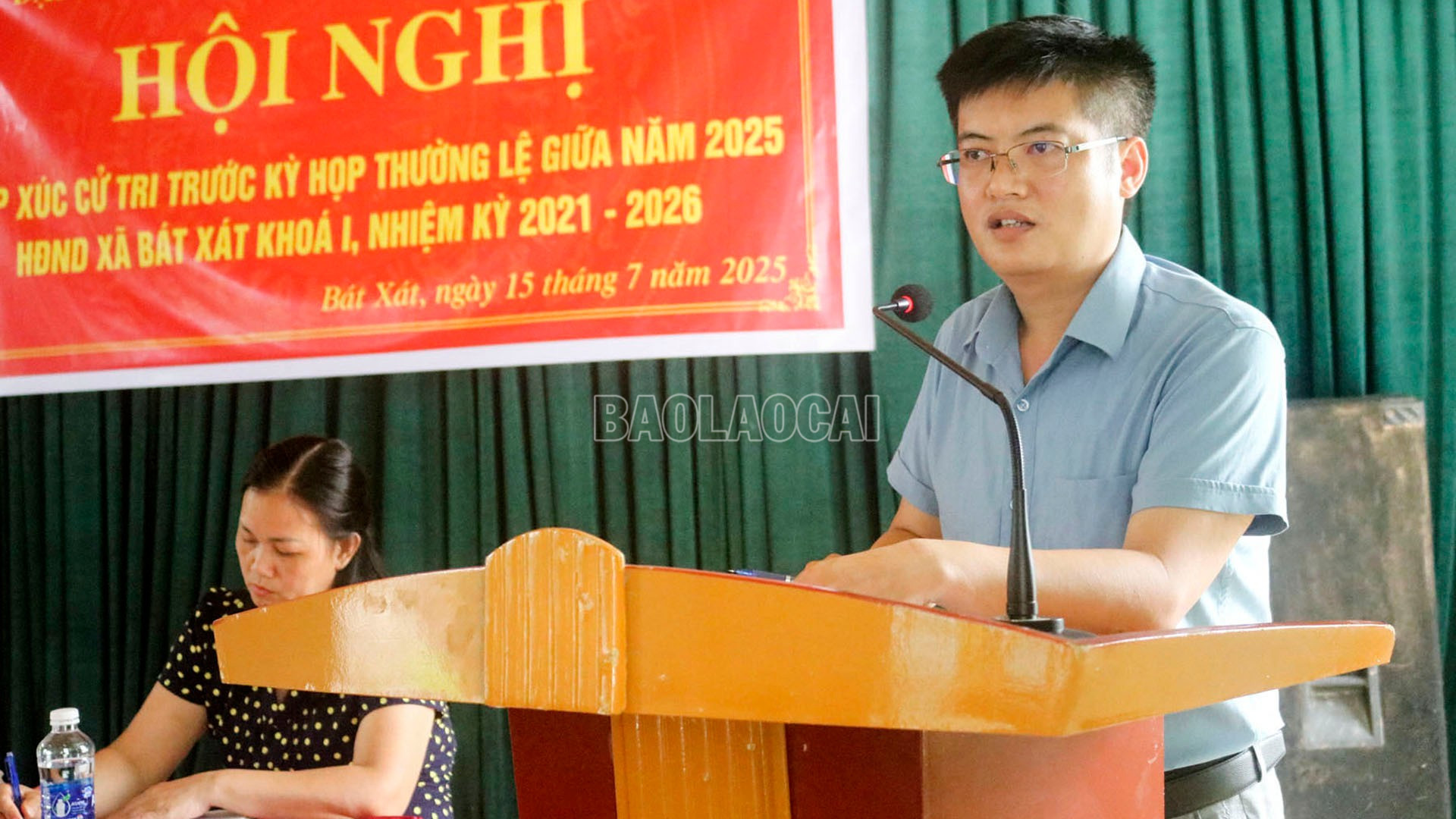 Đại diện lãnh đạo UBND xã trả lời ý kiến cử tri baolaocai-c_quangcanh3.jpg