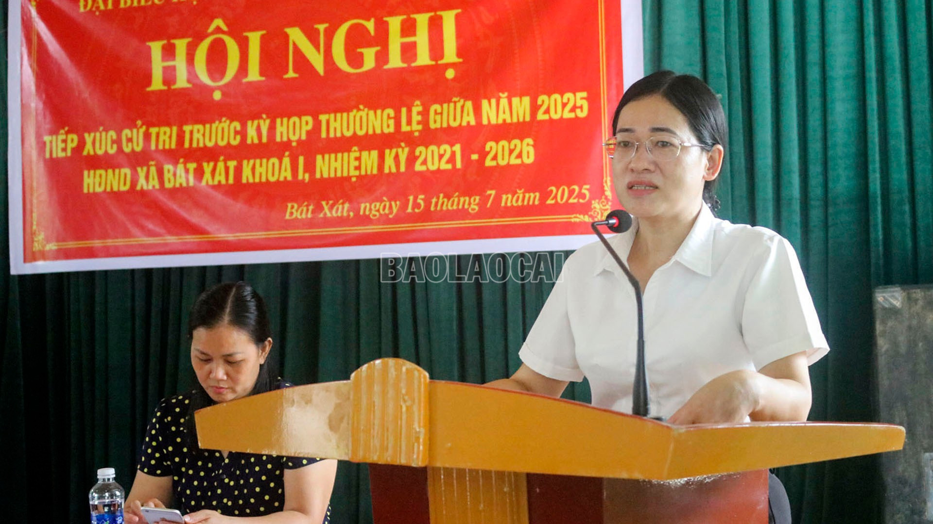 Bà Nguyễn Thị Quỳnh Nga, Phó Chủ tịch HĐND, Tổ trưởng Tổ đại biểu số 9 HĐND xã Bát Xát tiếp thu ý kiến, kiến nghị của cử tri baolaocai-c_quangcanh2.jpg