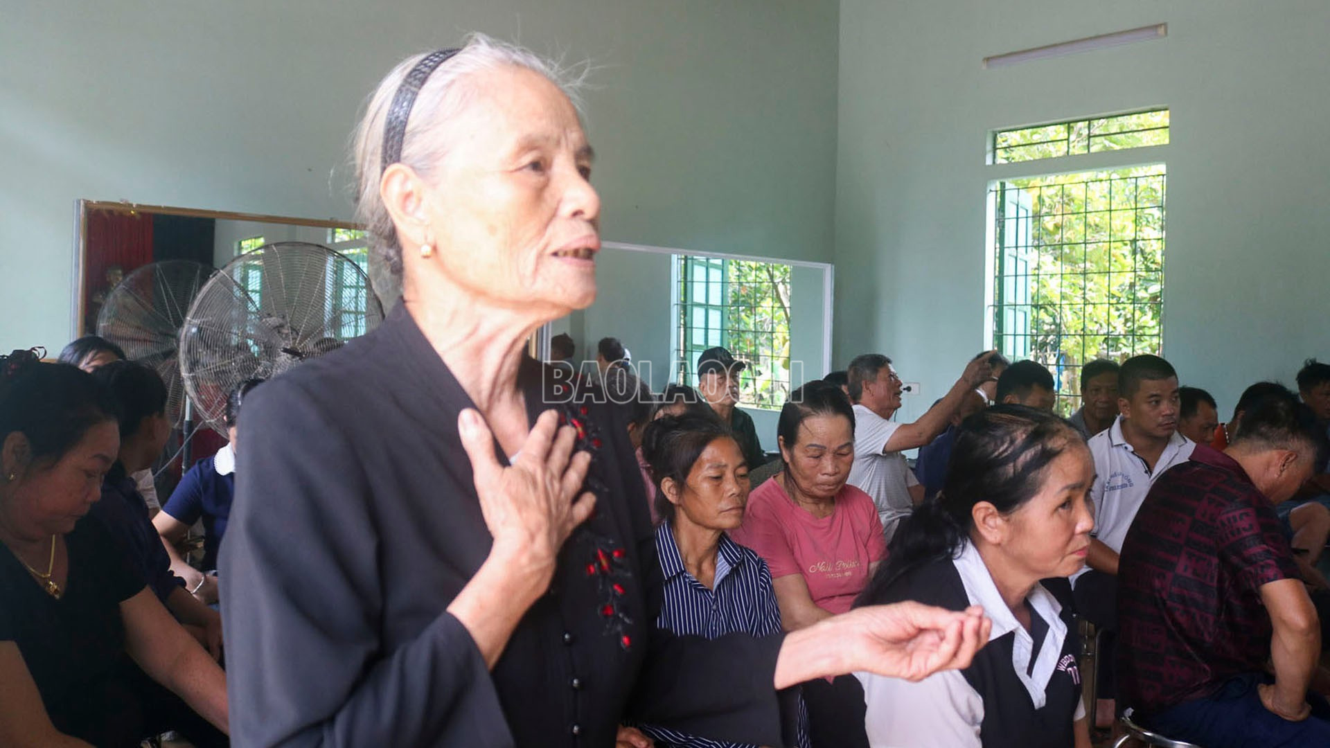 Cử tri nêu ý kiến, kiến nghị. baolaocai-c_qungcanh.jpg