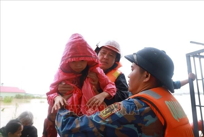 Lực lượng cứu hộ sơ tán người dân vùng ngập lụt đến nơi an toàn trên địa bàn tỉnh Khánh Hòa.