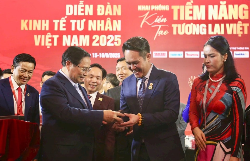 Thủ tướng Chính phủ Phạm Minh Chính trao tặng bút tới các doanh nhân. Thủ tướng Chính phủ Phạm Minh Chính trao tặng bút tới các doanh nhân.