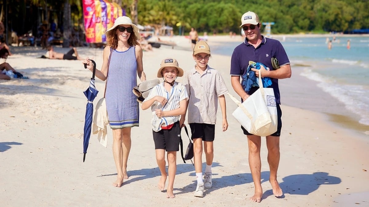 ភ្ញៀវទេសចរអន្តរជាតិកំពុងមានវិស្សមកាលដ៏អស្ចារ្យនៅកោះភូក្វឹក (អានយ៉ាង)។ Khách du lịch quốc tế có kỳ nghỉ vui vẻ tại Phú Quốc (An Giang).