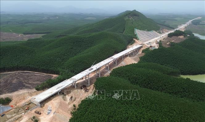 Construction d'un viaduc sur l'autoroute Van Ninh - Cam Lo. Thi công cầu cạn trên tuyến cao tốc Vạn Ninh - Cam Lộ.
