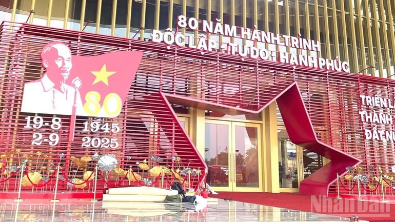 Không gian bên ngoài Tòa nhà Triển lãm Kim Quy. Không gian bên ngoài Tòa nhà Triển lãm Kim Quy.