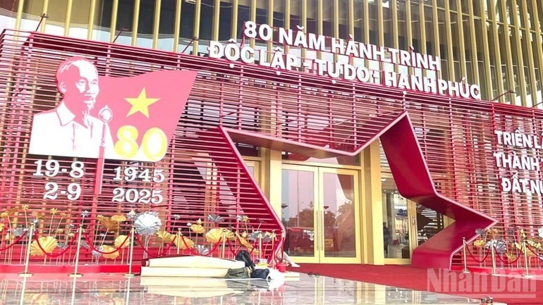 Không gian bên ngoài Tòa nhà Triển lãm Kim Quy.