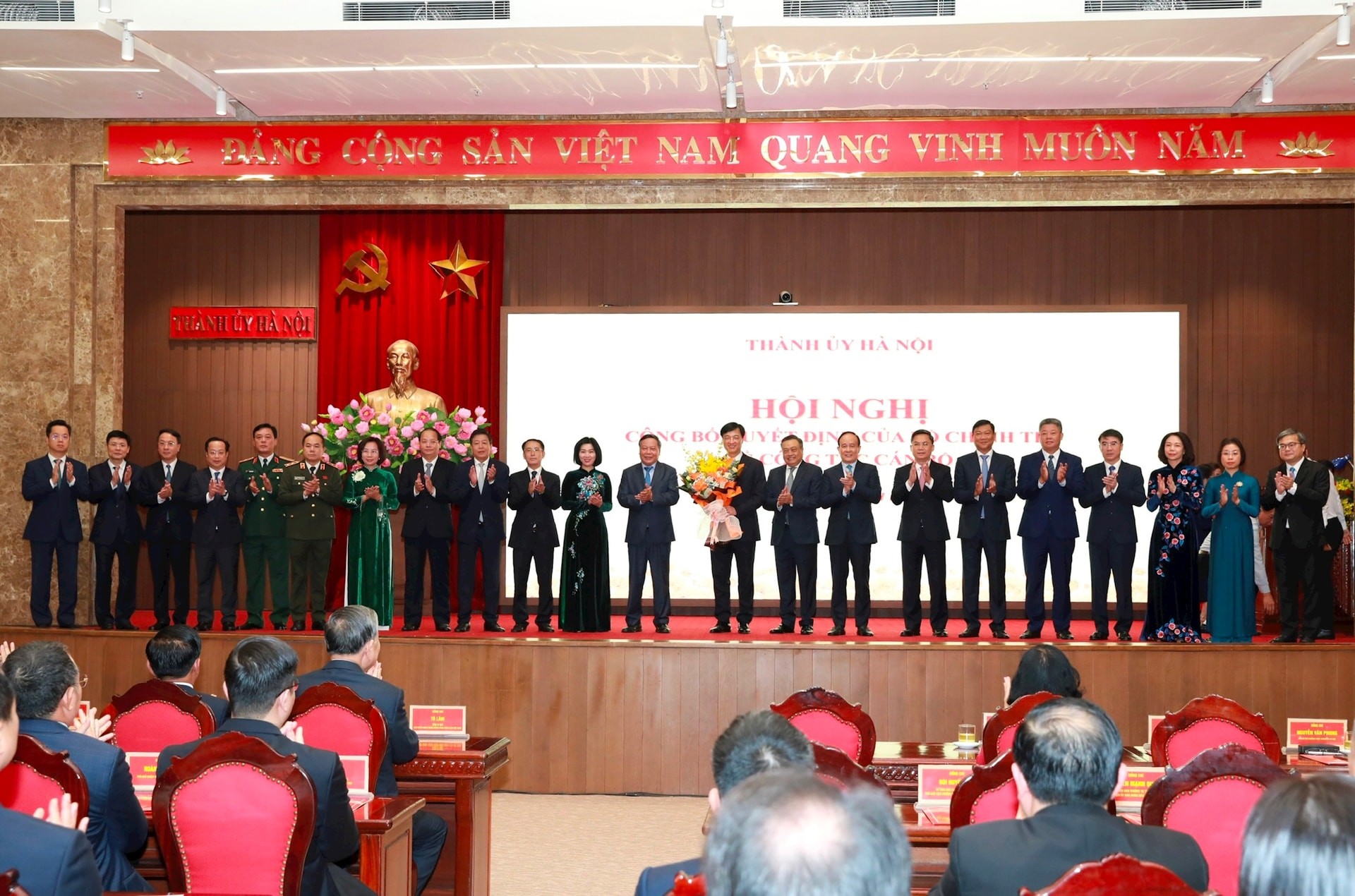 Các đồng chí lãnh đạo thành phố Hà Nội chúc mừng đồng chí Nguyễn Duy Ngọc.