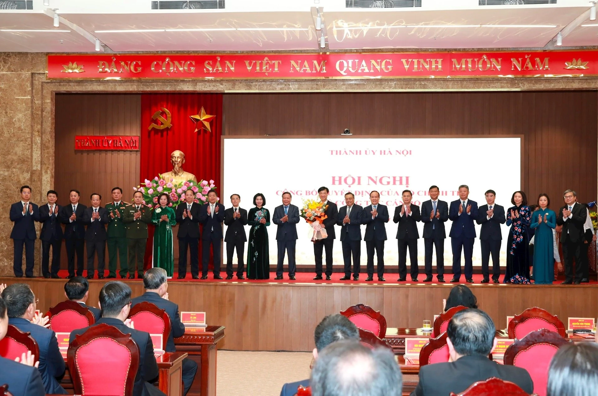 Các đồng chí lãnh đạo thành phố Hà Nội chúc mừng đồng chí Nguyễn Duy Ngọc.