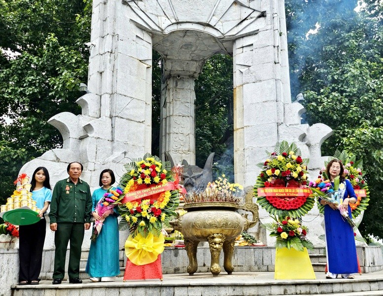 Người dân đến dâng hoa, dâng hương tri ân các anh hùng liệt sĩ tại Nghĩa trang liệt sĩ quốc gia Trường Sơn.