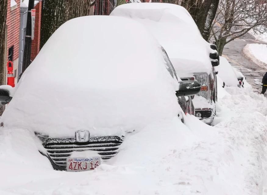 Nhiều phương tiện bị chôn vùi trong bão tuyết.