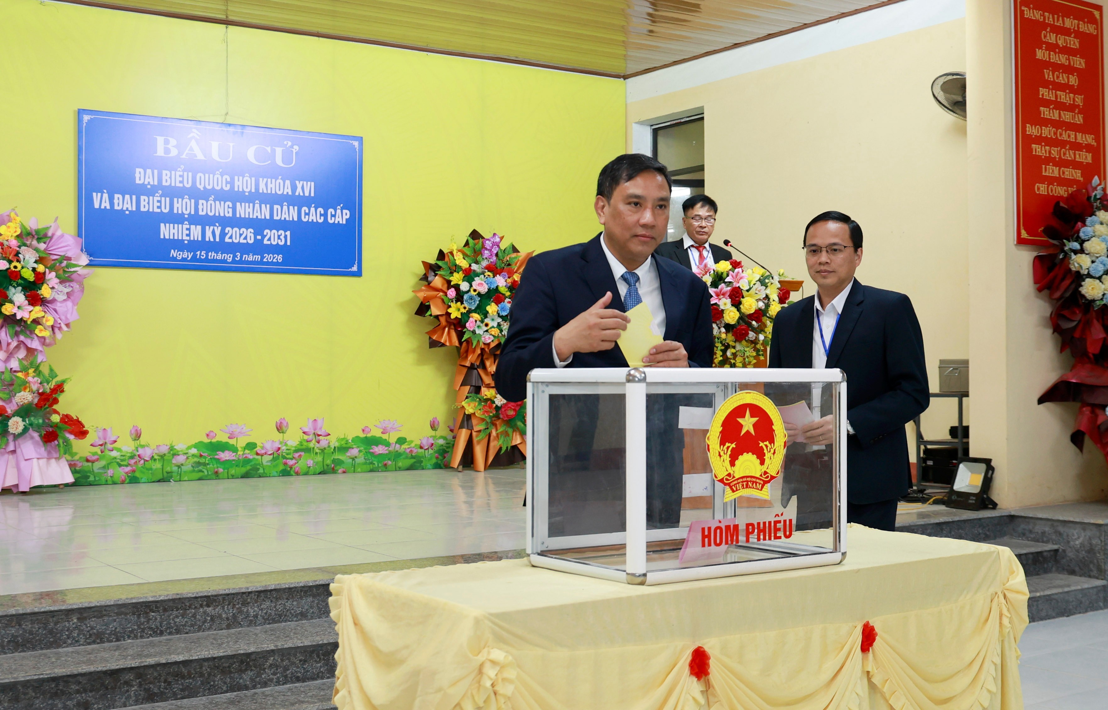 Đồng chí Hoàng Giang - Phó Bí thư Thường trực Tỉnh ủy dự lễ khai mạc và bỏ phiếu bầu đại biểu Quốc hội khóa XVI và đại biểu HĐND các cấp, nhiệm kỳ 2026 - 2031 tại Khu vực bỏ phiếu số 3, Nhà văn hóa Cổ Phúc 6.