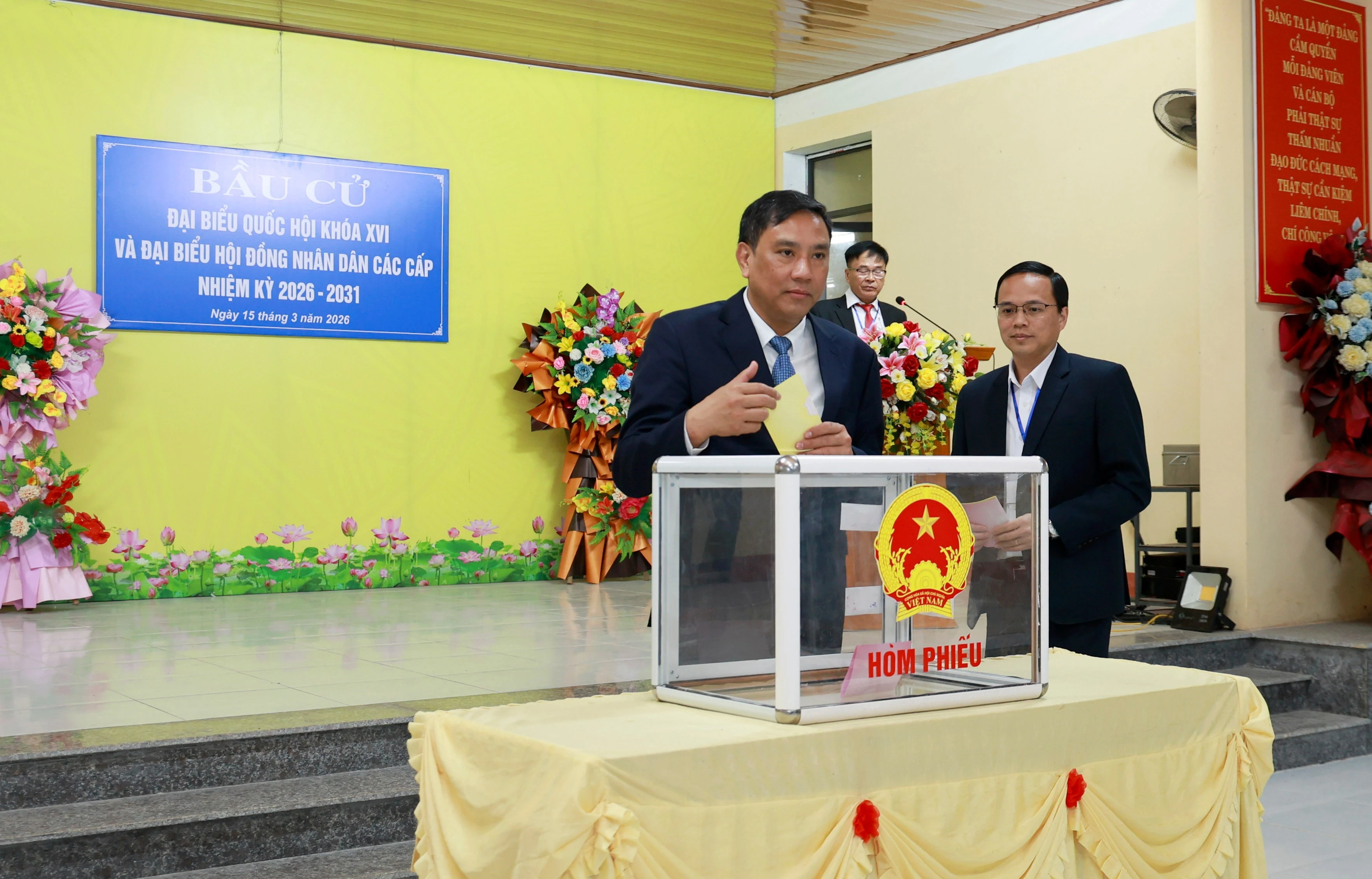 Đồng chí Hoàng Giang - Phó Bí thư Thường trực Tỉnh ủy dự lễ khai mạc và bỏ phiếu bầu đại biểu Quốc hội khóa XVI và đại biểu HĐND các cấp, nhiệm kỳ 2026 - 2031 tại Khu vực bỏ phiếu số 3, Nhà văn hóa Cổ Phúc 6.