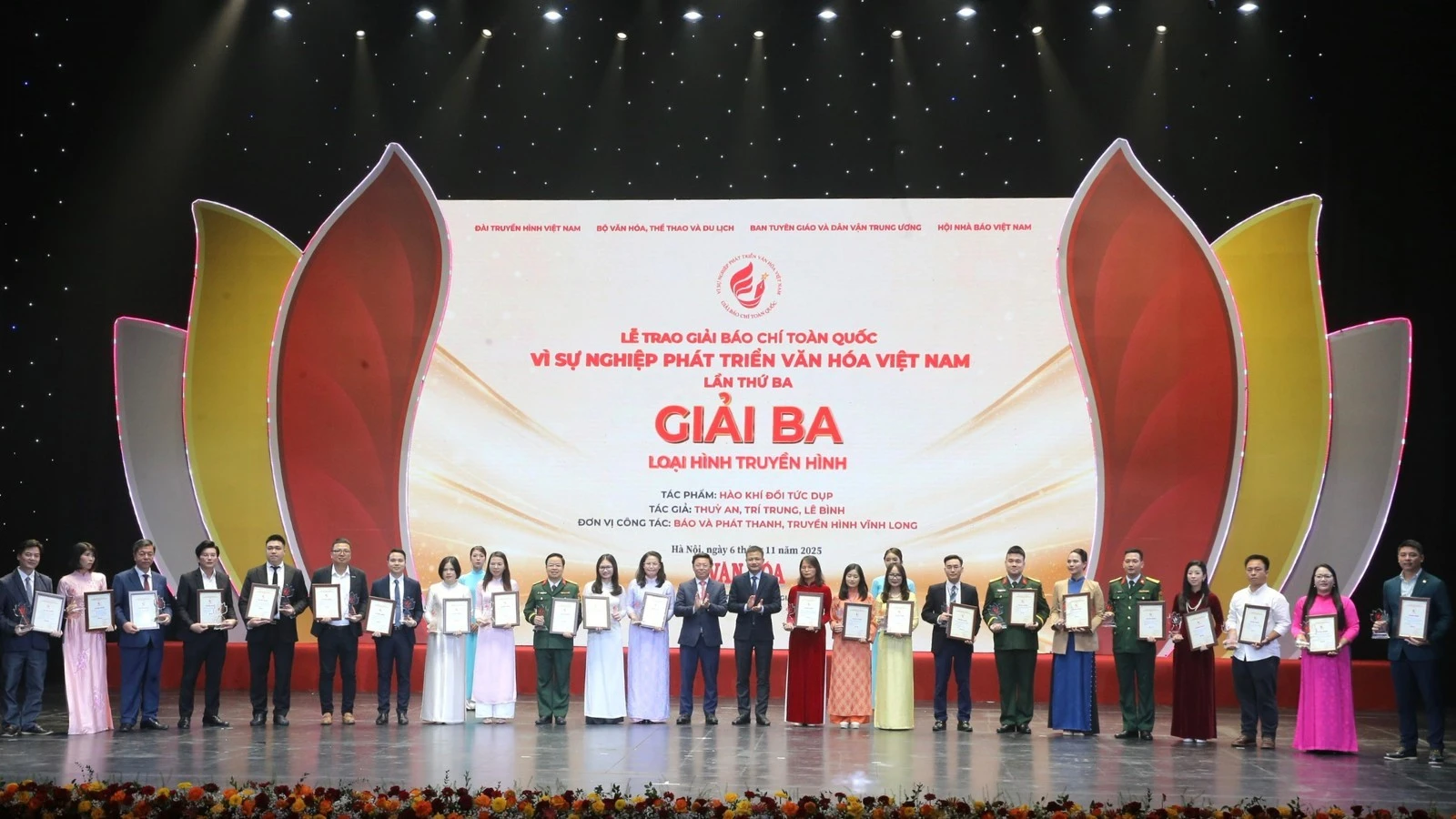 Các tác giả và đại diện nhóm tác giả đoạt giải Ba.