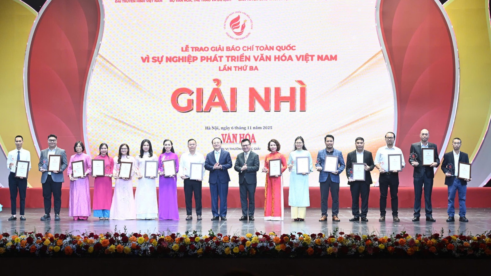 Các tác giả và đại diện nhóm tác giả đoạt giải Nhì.