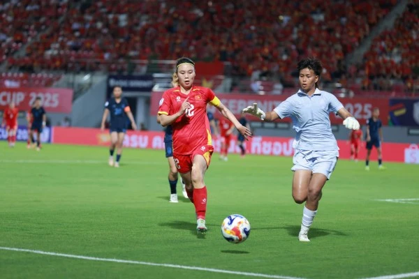 ĐT nữ Việt Nam (áo đỏ) so tài cùng ĐT nữ Campuchia trong trận đấu thuộc bảng A AFF Cup nữ 2025.
