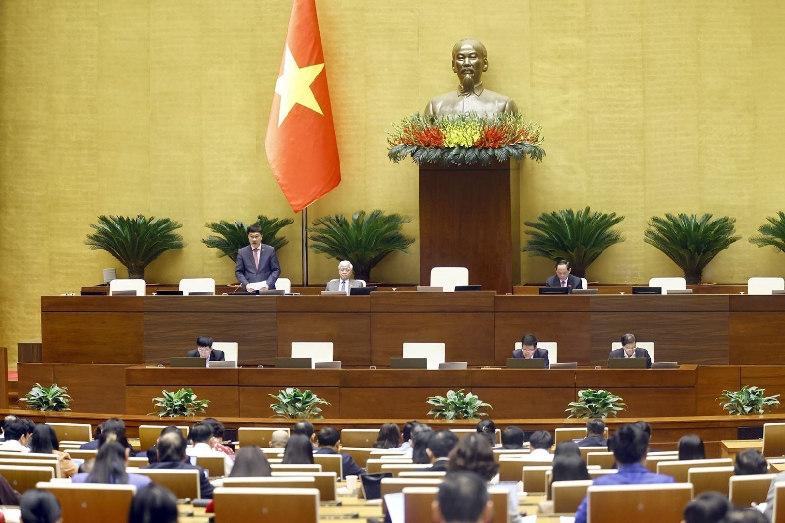 Chiều 8/12/2025, Phó Chủ tịch Quốc hội Vũ Hồng Thanh phát biểu điều hành phiên họp.