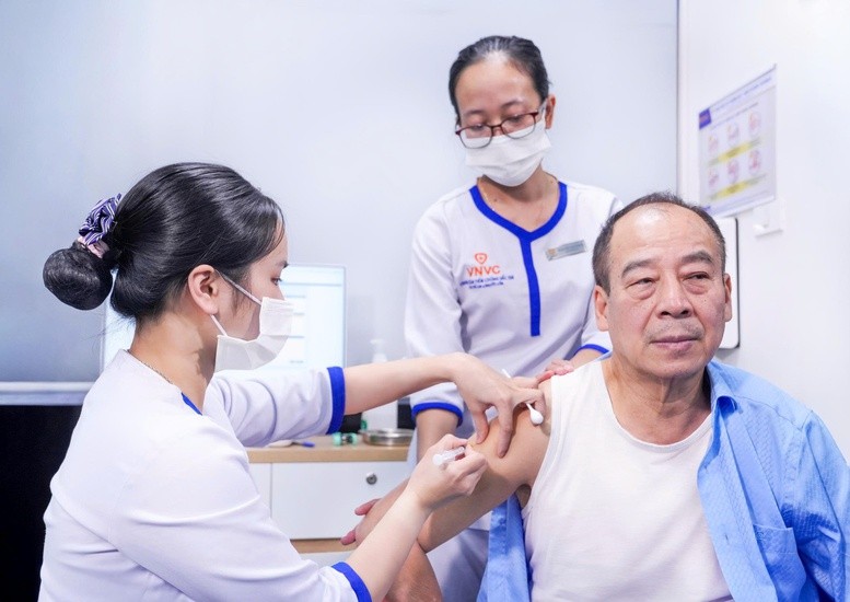 PGS.TS Trần Đắc Phu tiêm vaccine phòng bệnh do RSV tại VNVC Trường Chinh, Hà Nội.