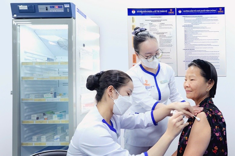 Nhiều người cao tuổi, bệnh nền đến VNVC tiêm vaccine RSV của GSK trong ngày đầu tiên ra mắt.