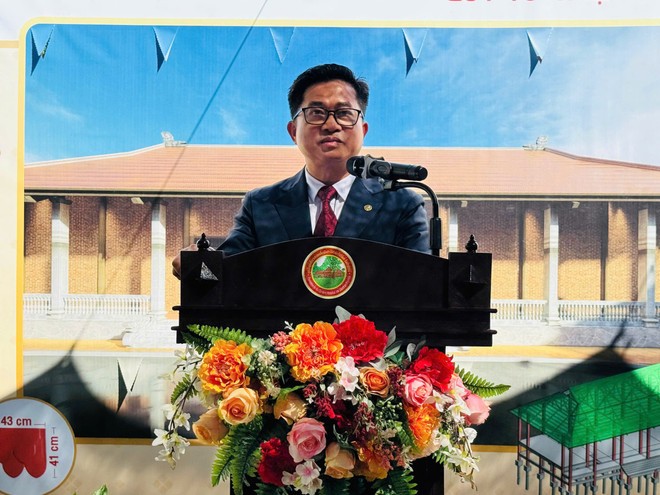 Tổng lãnh sự Đinh Hoàng Linh phát biểu tại Lễ khánh thành nhà sàn Bác Hồ.