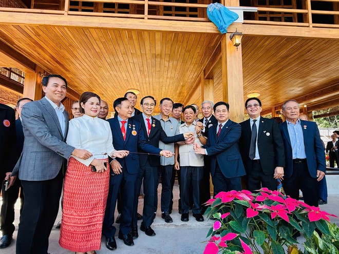 Tổng lãnh sự và bà con kiều bào Thái Lan phấn khởi tham gia lễ khánh thành Nhà sàn Bác Hồ tại tỉnh Udon Thani, Thái Lan.