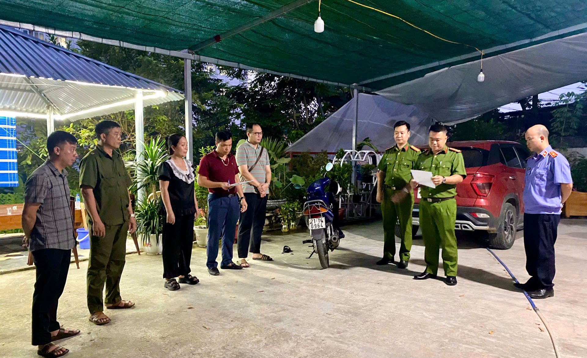 Văn phòng Cơ quan Cảnh sát điều tra thi hành Lệnh khám xét nơi ở của đối tượng Phạm Thị Lan Anh. anh21.jpg